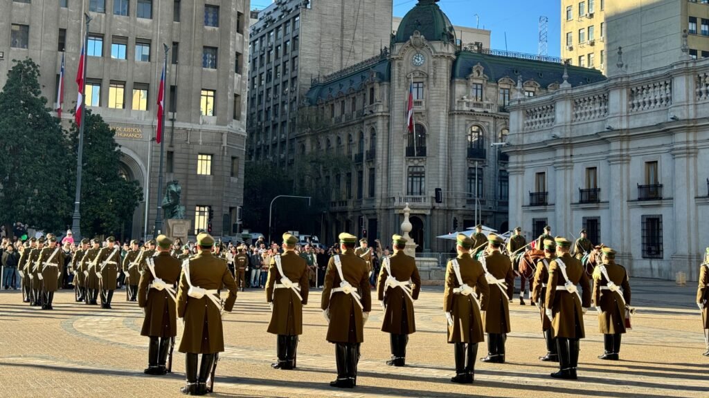 Guardas na Troca de Guarda no Palacio La Moneda no centro de Santiago