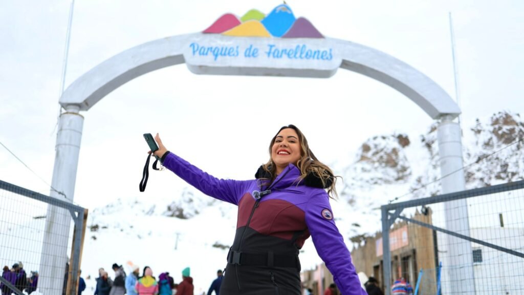 Mulher com roupa de neve na entrada do Parque Farellones no Chile