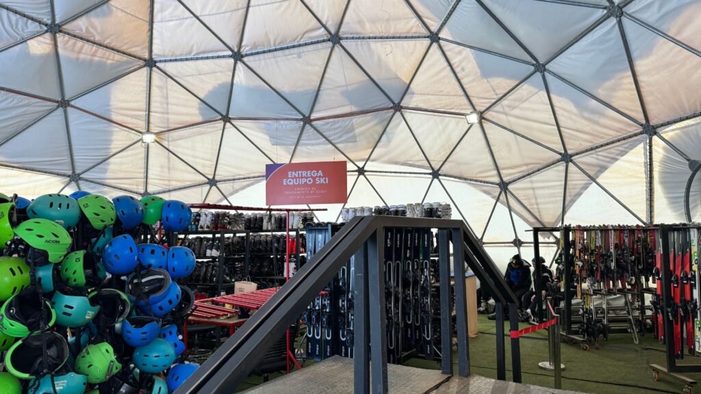 Local com equipamentos de ski e snow no Parque de Farellones