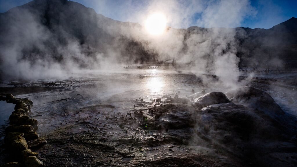 Campo geotérmico Geysers el Tatio no Atacama em ação.